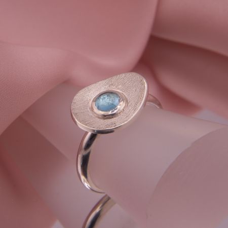 Nahaufnahme des Isola Silberrings auf einem Ringständer zur Veranschaulichung der Proportionen und Lichtreflexe der Diamantierung.